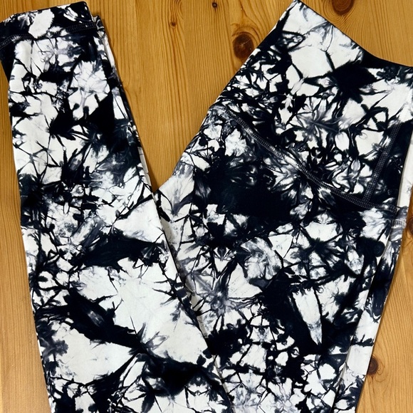 Lululemon Wunder Under High-Rise Leggings | Size 6 | Black & White Shibori Print - Picture 4 of 7